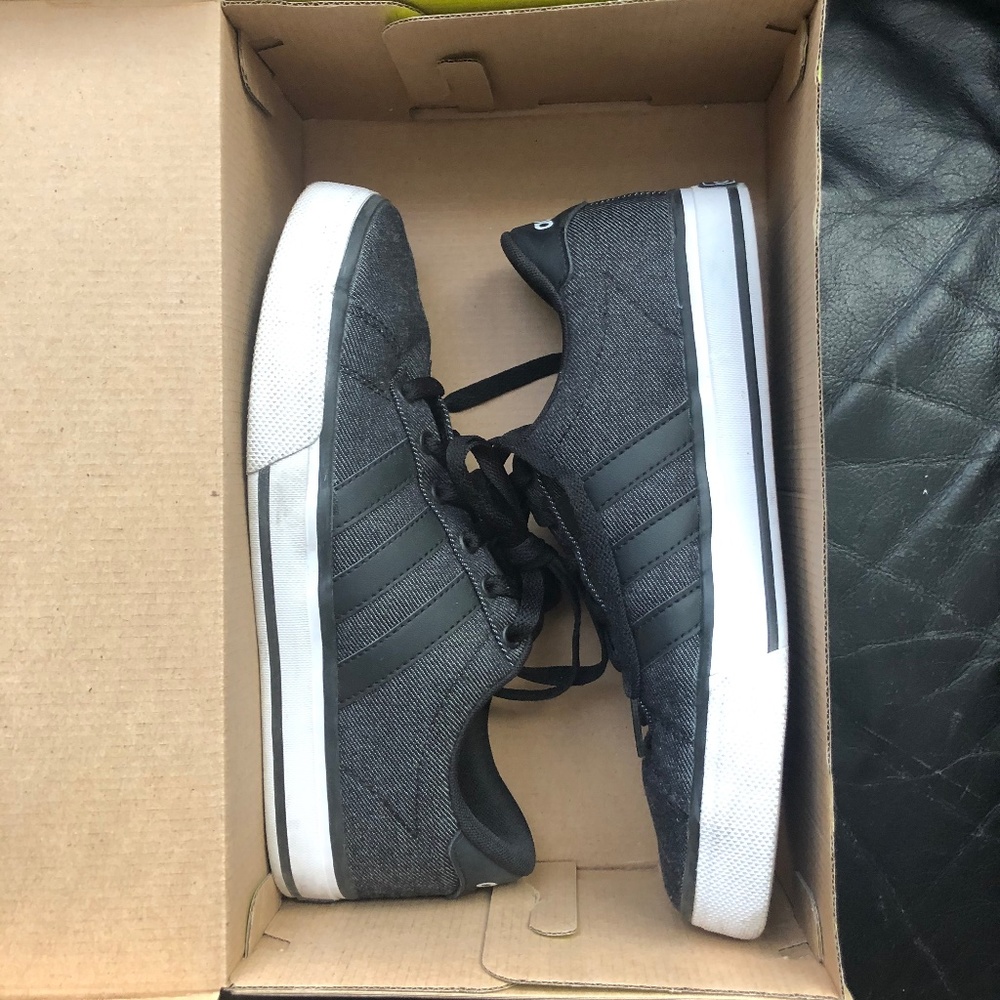 Adidas. SE DAILY VULC. Black Sneakers.